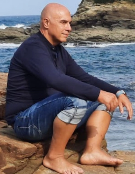 hombre en el rio